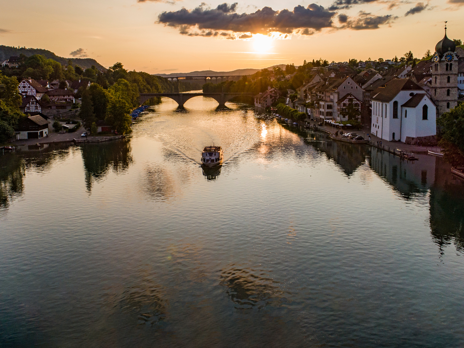 Erleben Sie im Sommer die Naturschönheit des Rheins bei einer Schifffahrt